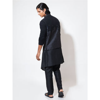 Sleeveless bandi with double tone star embroidery layered over assymetric hem kurta