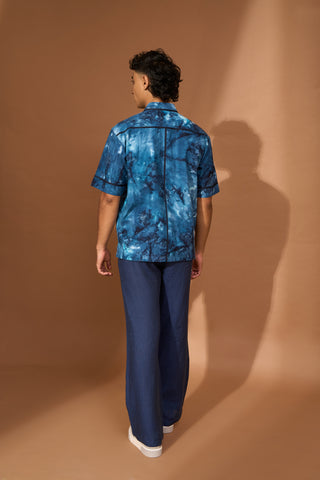 Short sleeve boxy shirt in indigo tie dye poplin with contrast piping