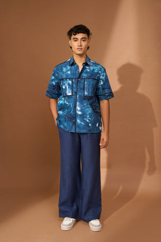 Short sleeve boxy shirt in indigo tie dye poplin with contrast piping