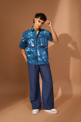 Short sleeve boxy shirt in indigo tie dye poplin with contrast piping