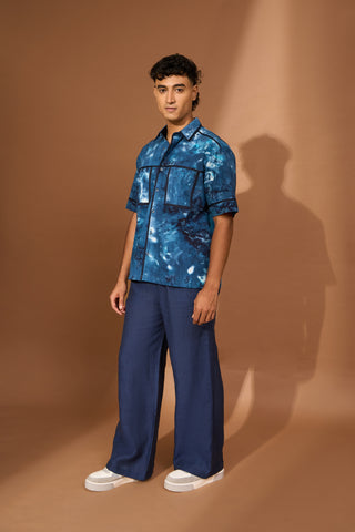 Short sleeve boxy shirt in indigo tie dye poplin with contrast piping